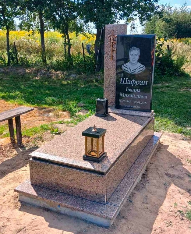 Памятник одинарний комбінований з червоного та чорного граніту